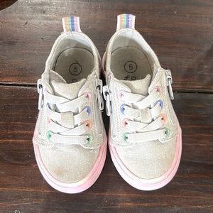 Cat & Jack silver tennis shoes w side zip sz 5